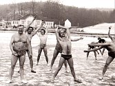Prvnímu vystoupení otužilců z Lokomotivy Brno, z Blanska a okolí přihlížely v listopadu 1975 necelé tři stovky lidí. Zimní plavání se na Palavě opakovalo také v dalších letech. Přijel dokonce i přemožitel kanálu La Manche František Venclovský.