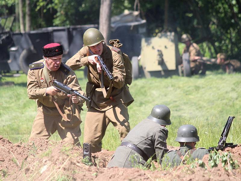 Klub vojenské historie Markland ve Skalici nad Svitavou uspořádal rekonstrukci bitvy mezi Rudou armádou a německými vojáky.