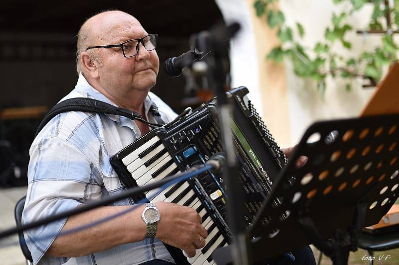 Setkání harmonikářů v Lysicích doprovázela i přes nepřízeň počasí skvělá nálada.