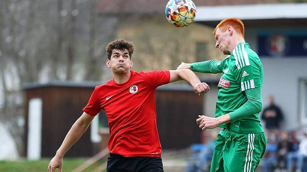 Boskovičtí fotbalisté (v červeném) remizovali na domácím hřišti s Rousínovem 1:1.