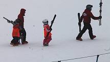 Na sjezdovce v Olešnici se lyžuje už od čtvrtka. Ve ski areálu je na svahu více než půl metru sněhu. Na první víkendové lyžování přijeli hlavně lyžaři z Brna.