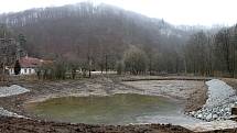 Úpravy zanedbané nádrže v Josefově, kterou spravuje Školní lesní podnik Masarykův les Křtiny, stály přes milion osm set tisíc korun.  Větší část nákladů pokryjí dotace z evropských fondů.