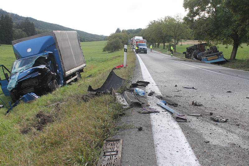 Kvůli nehodě dvou nákladních aut byla v úterý odpoledne asi na tři hodiny zavřená silnice u Černé Hory.