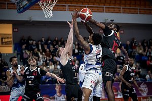 Brněnští basketbalisté (v bílém) Nymburk potřetí v sezoně nezdolali, padli 74:79.