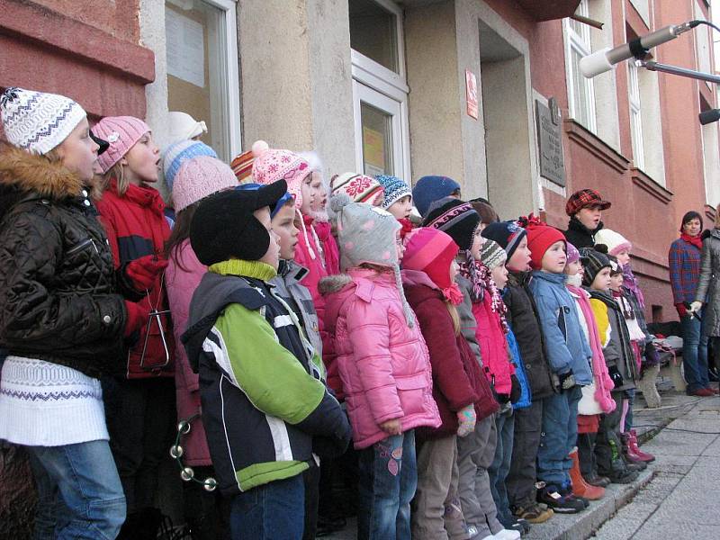 I v Jedovnicích září od sobotního večera vánoční strom. Lidé jej rozsvítili poté, co jim na náměstí zazpívaly děti ze základní umělecké školy koledy.