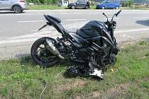 Následky dopravní nehody osobního auta a motocyklu u Černé Hory.