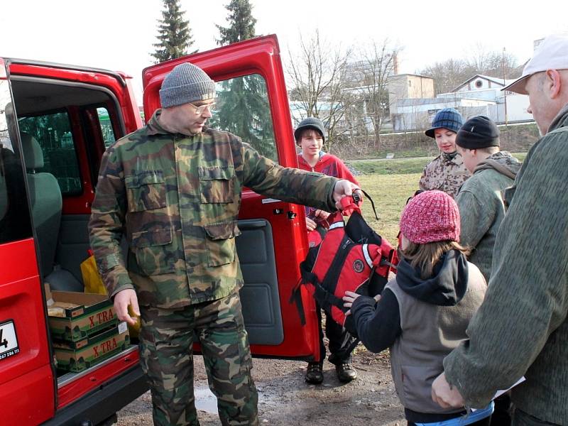 Ráječtí vodáci zorganizovali již potřetí čištění břehů řeky Svitavy mezi Blanskem a Adamovem.