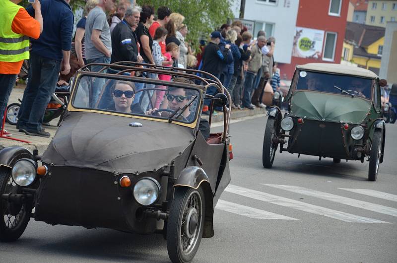 Řidiči legendárních tříkolových vozítek s plátěnou karoserií přijeli o víkendu do Boskovic na tradiční jarní sraz Velorexů. Již podvacáté. 