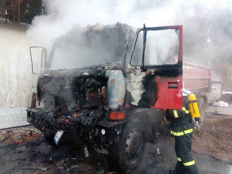 Nákladní auto Tatra ve středu hořelo na silnici z Křtin do Bukoviny na Blanensku. Kvůli zásahu hasičů byla silnice zablokovaná.