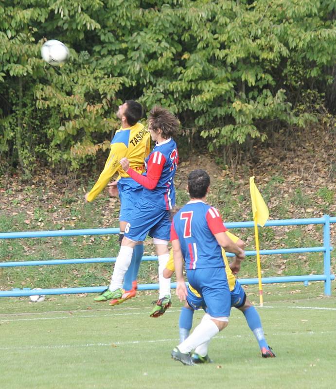 Fotbalisté Blanska porazili Tasovice (ve žlutém) 3:1.