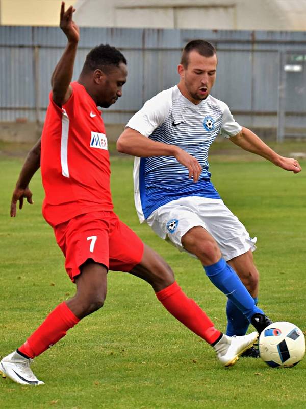 V 10. kole divize D vyhrál FK Blansko (červené dresy) na hřišti Slavoje Polná 2:1.