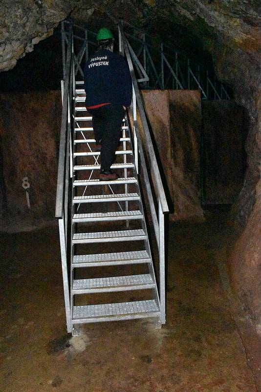 Jeskyně Výpustek nedaleko Křtin na Blanensku nabídne brzy zážitkovou trasu pro turisty. Po lávce se projdou nad bývalým armádním krytem i v jeho okolí. S čelovkami se pak proplazí přírodní chodbou s krápníky.