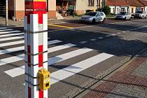 Semafor pro přechod chodců přes frekventovanou silnici I/43 v Lipůvce.