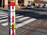 Semafor pro přechod chodců přes frekventovanou silnici I/43 v Lipůvce.