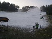 Ve skiareálu v Olešnici na Blanensku už jedou sněžná děla od úterního rána.