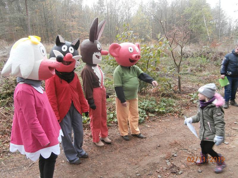 Děti se na pochodu v lese potkaly s pohádkovými postavami.