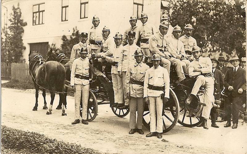 Historická fotografie členů SDH Křtěnov.