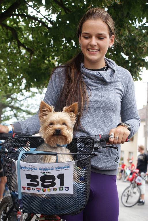 Čtyři sta startovních čísel a drobností pro účastníky připravili letos pořadatelé cyklovýletu Okolo Malé Hané. Ani zdaleka to ale nestačilo. Na šestý ročník akce totiž v sobotu přijelo rekordních šest stovek cyklistů. Obce mikroregionu Malá Haná se v pořá