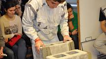 Na Týdnu stavebnictví a bydlení se studenti učili například pracovat s různými stavebními materiály.