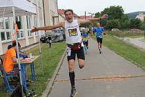 Běžci v cíli Blanenské etapy Moravského ultramaratonu v Lomnici u Tišnova.