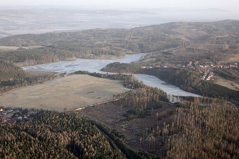 První letošní let a série nádherných fotografií. Paraglidistu Petra Buchtu z Adamova na Blanensku zlákala předpověď počasí k výletu na motorovém křídle. Do vzduchu vystartoval ve středu z kotvrdovického letiště krátce před půl osmou ráno.