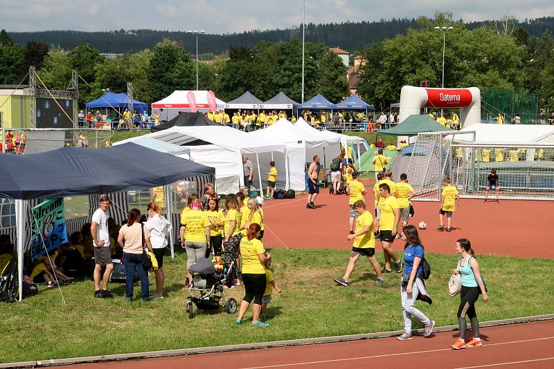 Sto týmů, přes čtyři tisíce běžců. Záplava žlutých triček. Na atletickém stadionu ASK Blansko v pátek po čtvrté hodině odpoledne odstartovala největší charitativní akce pod širým nebem v Česku.