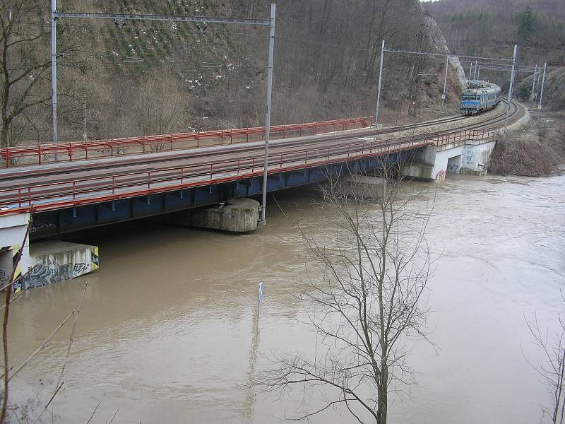 Rozvodněná řeka Svitava na přelomu března a dubna 2006 v Adamově na Blanensku a jeho okolí.