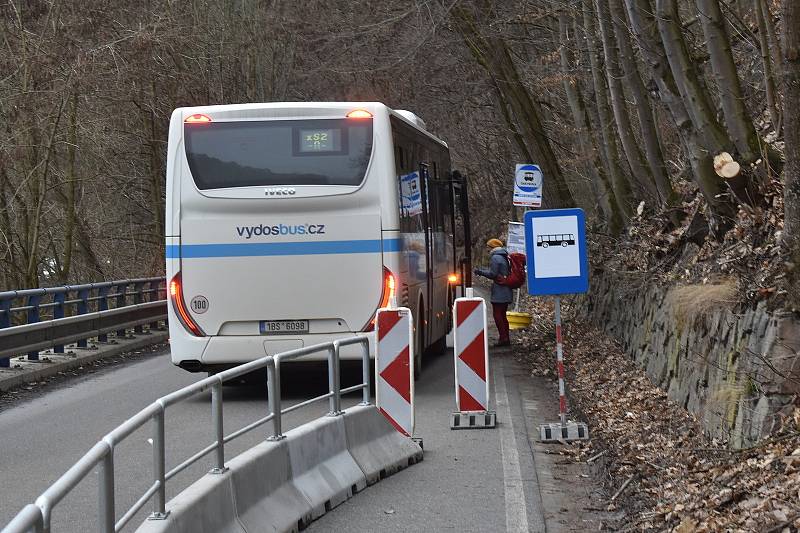 Výlukové autobusy staví konečně i pod Ronovem. Po měsíci a půl.