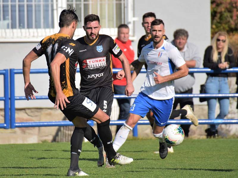 V ukání Moravskoslezské fotbalové ligy porazil FK Blansko (bílé dresy) na domácím trávníku 1. SC Znojmo 2:0.