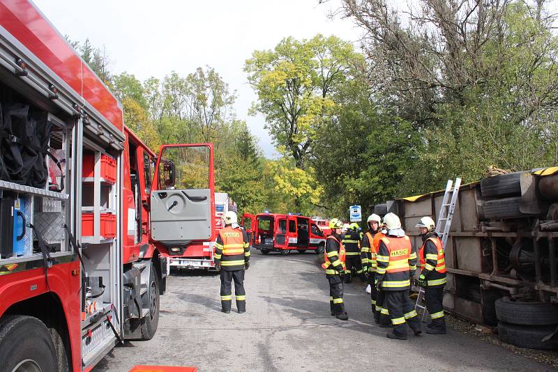 Nehoda autobusu a osobního auta. Dva mrtví. Hasiči společně se záchranáři a policií cvičili taktiku při takovém zásahu.