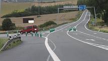 Řidiče na křižovatce silnice I/43 a silnice na Boskovice u Sebranic nyní zpomalují balisety.