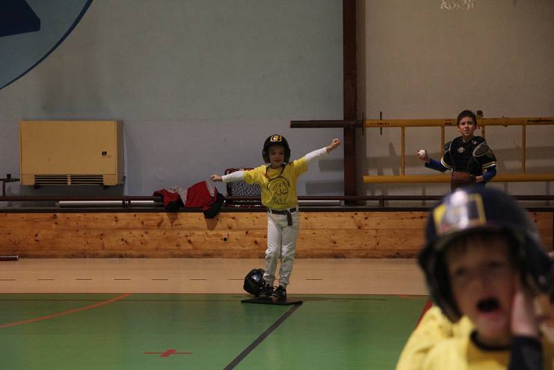 Mladí baseballisté Olympie Blansko při turnaji v blanenské sportovní hale.
