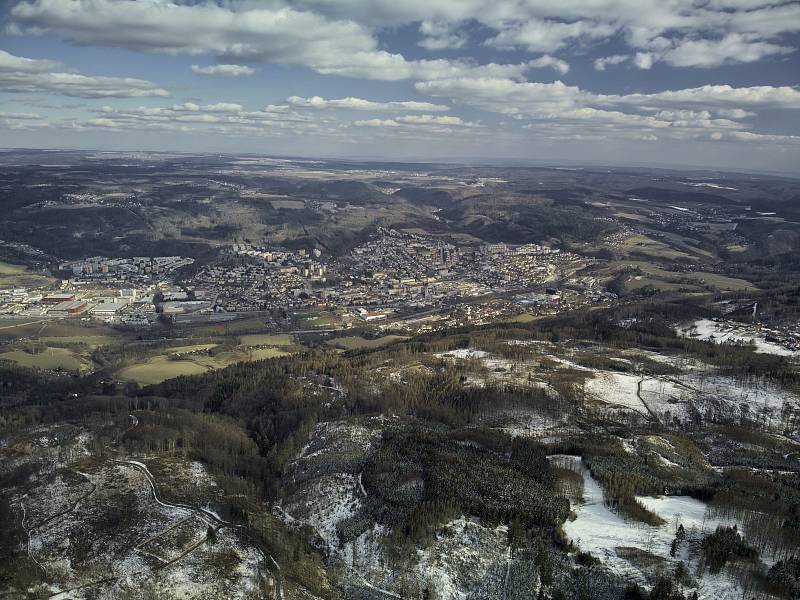 Kůrovcová kalamita na Blanensku z ptačí perspektivy. Na snímku okolí blanenských Hořic.