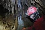 Jeskynáři z Holštejnské výzkumné skupiny objevili v Moravském krasu na Blanensku rozsáhlé podzemní prostory s úžasnou krápníkovou výzdobou.
