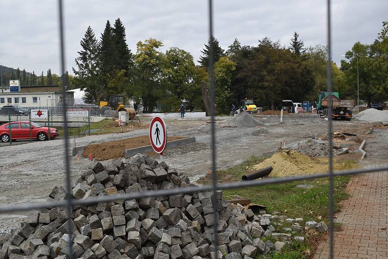 Na průtahu Blanskem staví dělníci v ulicích Svitavská a Poříčí nové kruhové objezdy. Průjezdné mají být do konce listopadu.