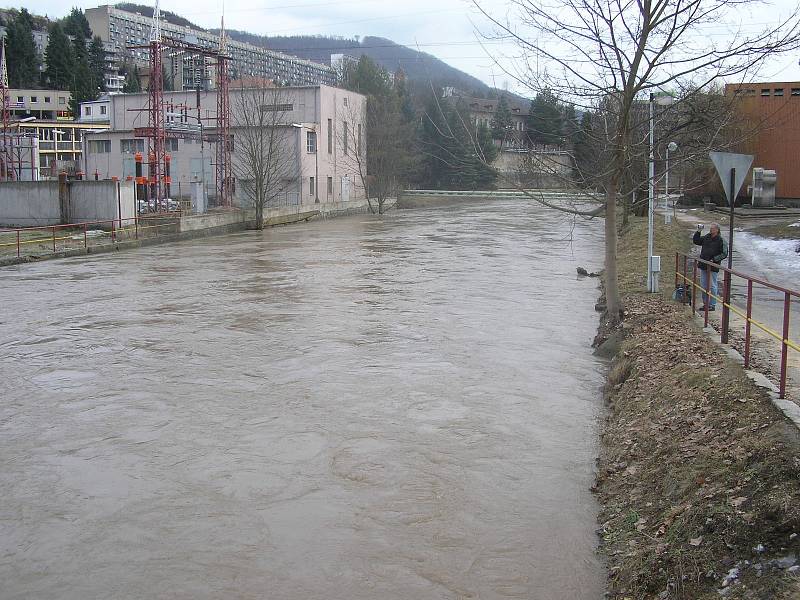 Rozvodněná řeka Svitava na přelomu března a dubna 2006 v Adamově na Blanensku a jeho okolí.