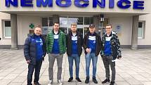 Šest členů fotbalového oddílu SK Cetkovice darovalo krev. Poprvé v životě. Nyní budou chodit na odběry pravidelně. Chtějí pomoci lidem v ohrožení.