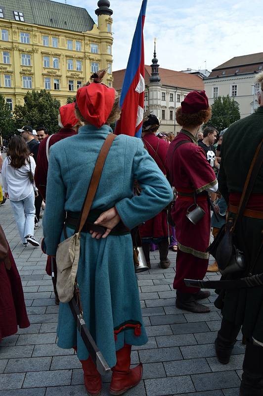 Průvod městem čítal téměř 220 pěších vojáků, kteří prošli od Denisových sadů přes náměstí Svobody.