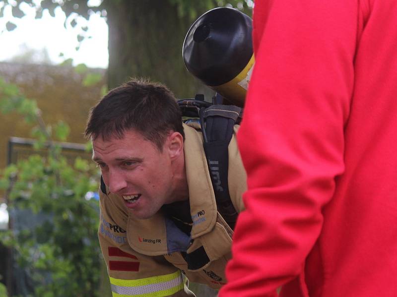 TFA. Toughest Firefighter Alive neboli Nejtvrdší hasič přežije. Hasičská soutěž, která simuluje ostrý zásah v terénu, se konala v Doubravici nad Svitavou.