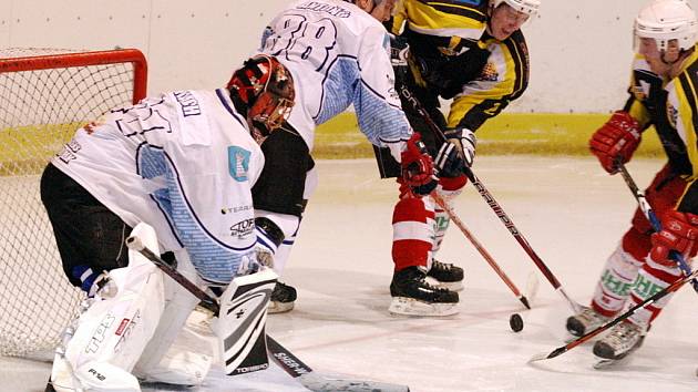 Hokejisté Dynamiters Blansko (v bílém).