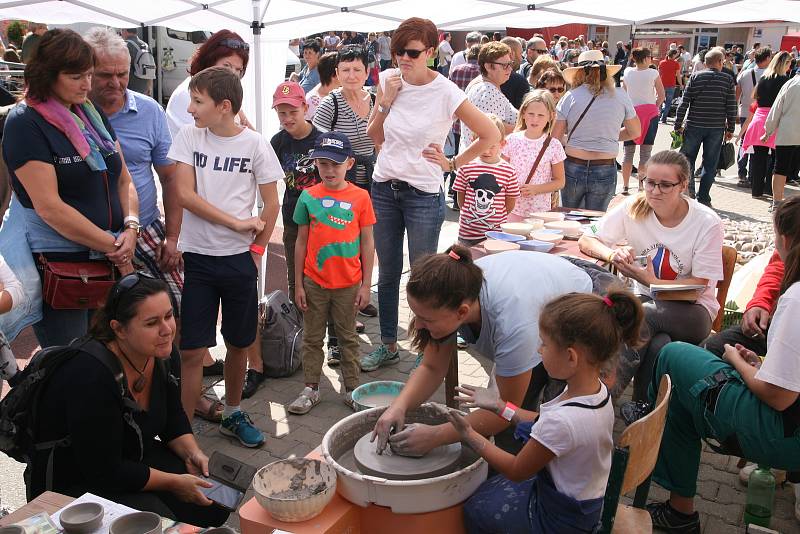 V Kunštátě se konal dvoudenní Hrnčířský jarmark. S pořadovým číslem dvacet sedm. Dorazily tisíce turistů.