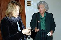 Marie Salmová (vpravo) s advokátkou Alenou Kinclovou u soudu v Brně.