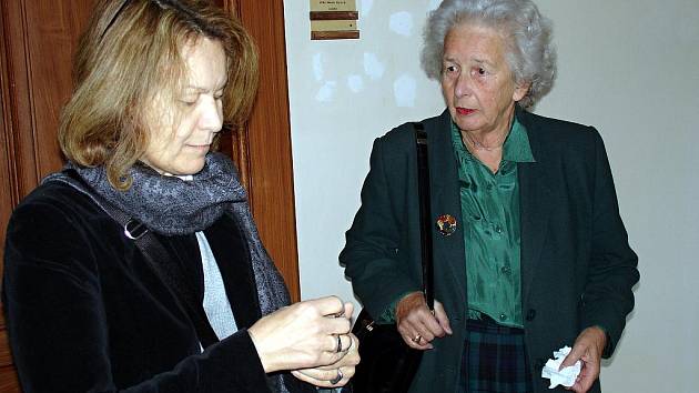 Marie Salmová (vpravo) s advokátkou Alenou Kinclovou u soudu v Brně.