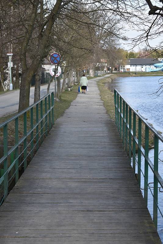 Obec Suchý na Blanensku nemá o turisty nouzi a v létě bývá nabitá. Rekreanty, rybáři i chataři. Zázemí kempu ze sedmdesátých let minulého století, však není ideální. Obec se ho snaží postupně vylepšovat.