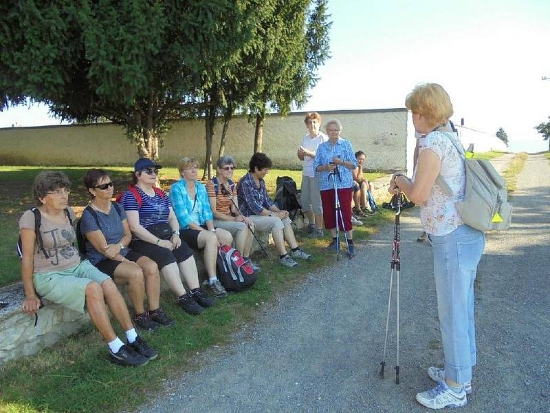 Adamovští turistí při vycházce kolem Svratky.