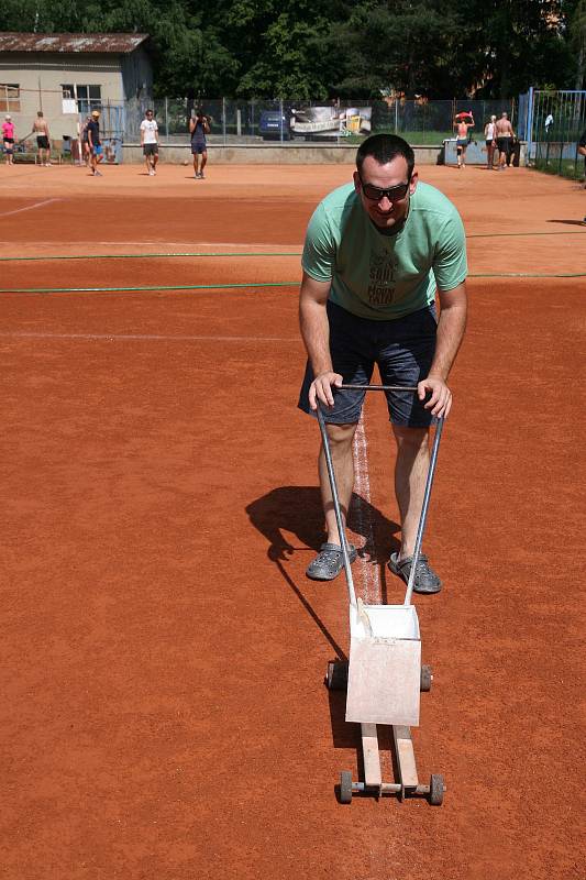 Tři antukové kurty na Sportovním ostrově Ludvíka Daňka ovládl v sobotu volejbalový turnaj O pohár předsedy ASK Blansko. Na dvaatřicátý ročník přijelo devět smíšených družstev. Vyhrály Boskovice.