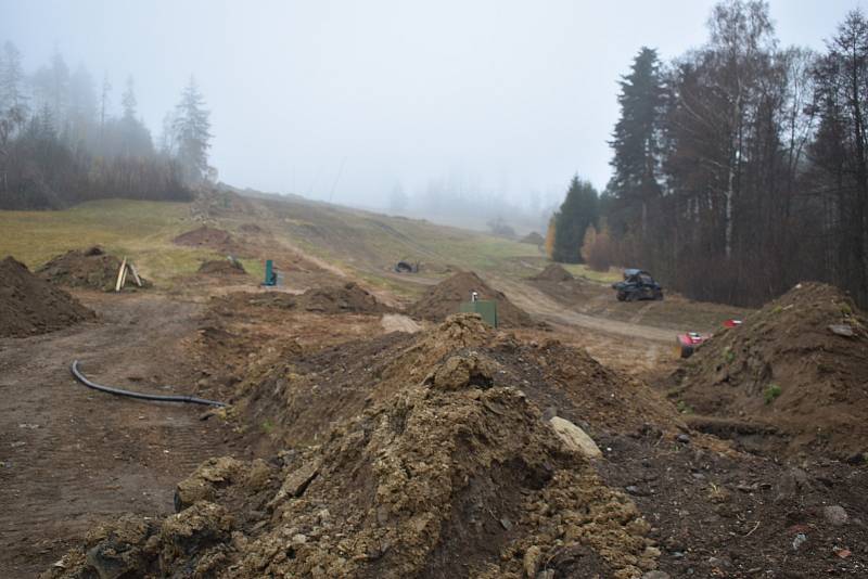 Ve skiareálu v Hodoníně na Blanensku investovali miliony korun do nového vleku, technologie zasněžování i zázemí pro lyžaře.