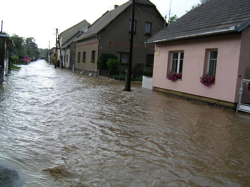 Dvacet let od ničivých povodní (na snímku), kdy přišli o život dva lidé, zasáhla Olešnici na Blanensku kroupová smršť.