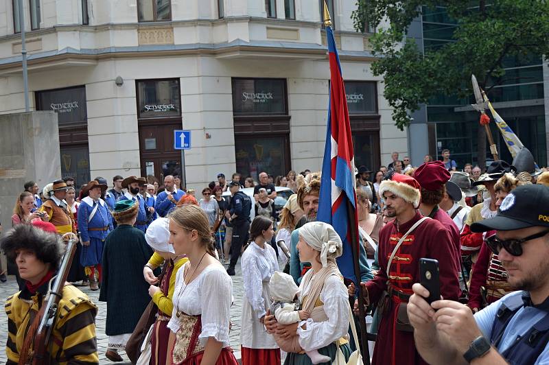 Průvod městem čítal téměř 220 pěších vojáků, kteří prošli od Denisových sadů přes náměstí Svobody.