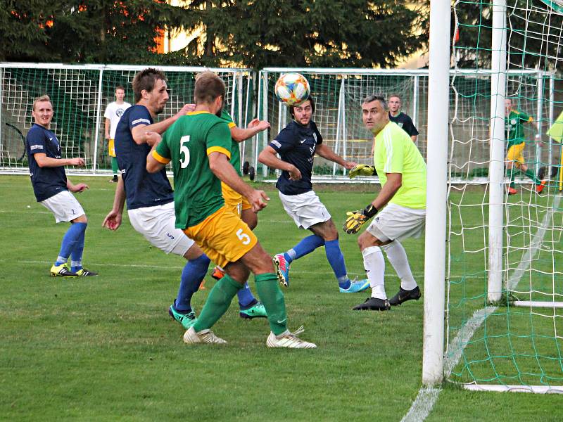 Ve 2. kole krajského přeboru fotbalisté Olympie Ráječko (zelené dresy) porazili FK Mutěnice 3:1.